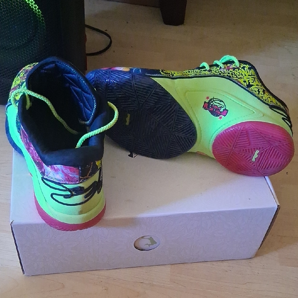 Vibrant Multicolor Lebron Bryce World - Picture 4 of 4
